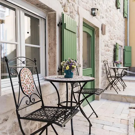 10 Heritage Apartment